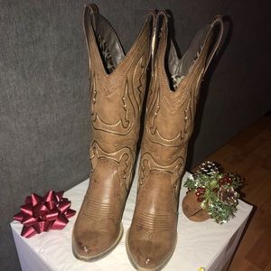 Very Volatile boots size 7.5 women